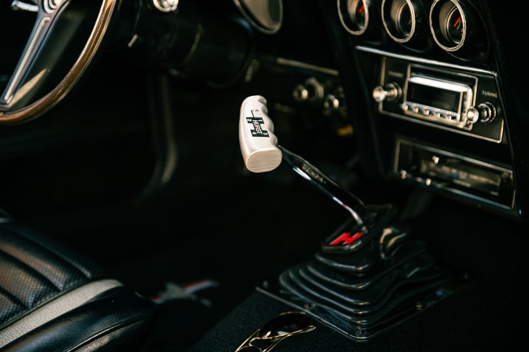White-topped gear shifter and centre console in a classic muscle car