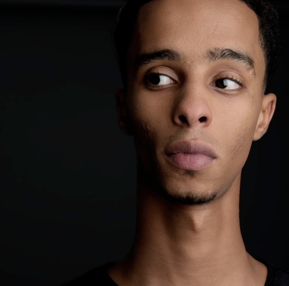 Model's sideways gaze with alluring eyes